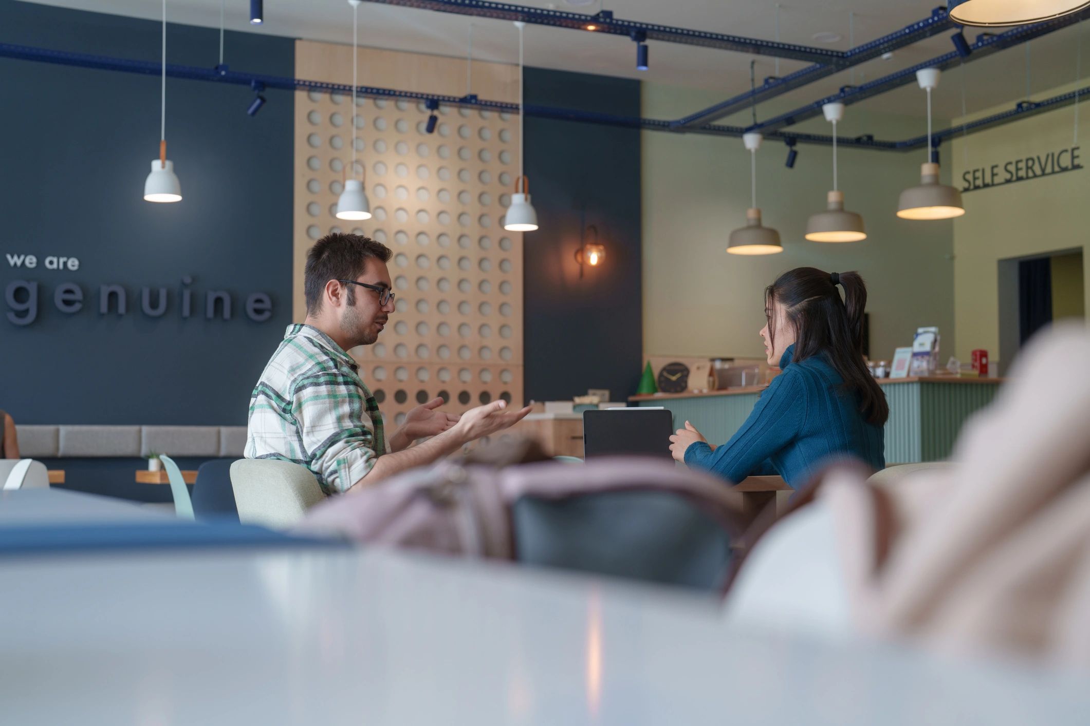 Intérieur chaleureux d’un café avec des clients