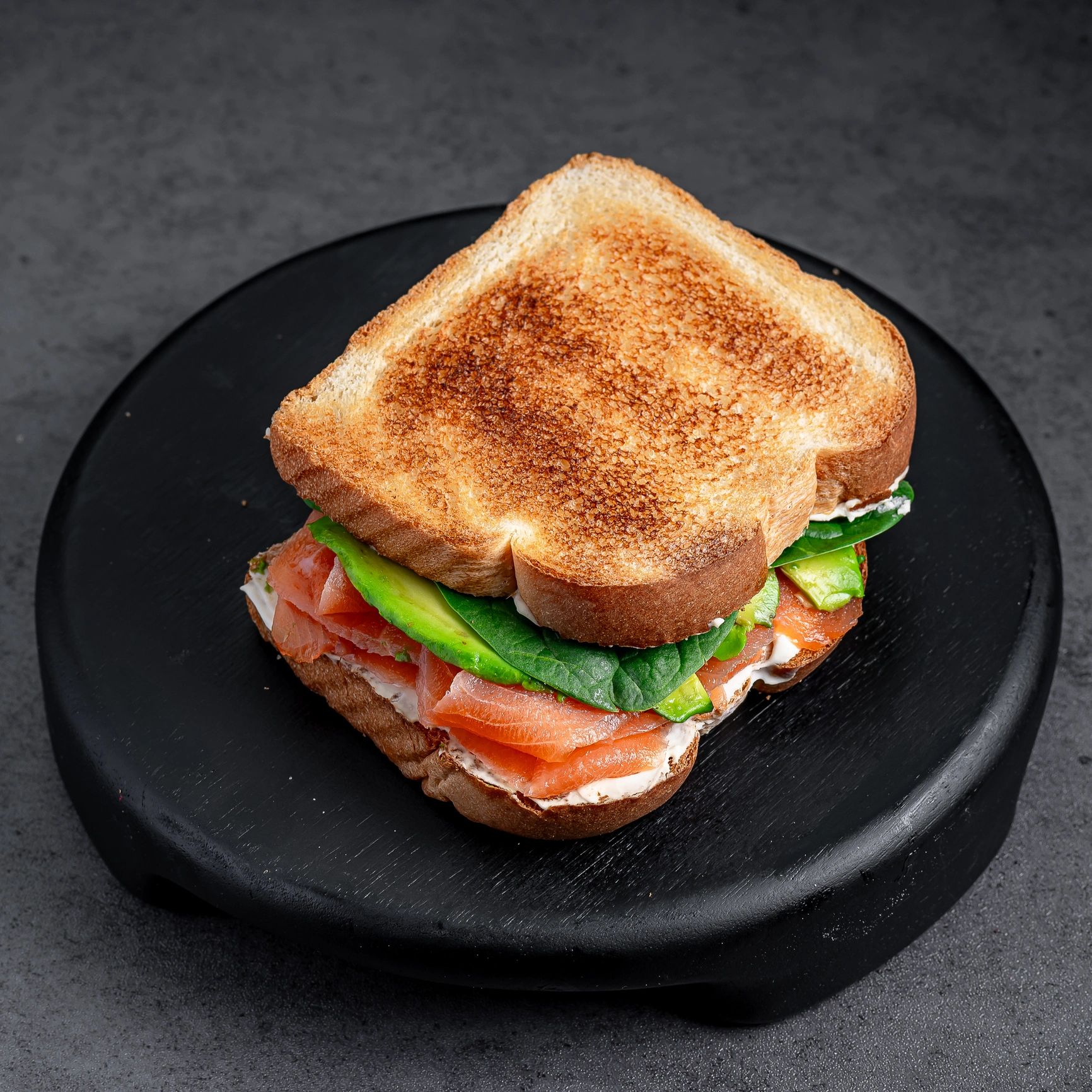 Sandwich gourmand servi au café