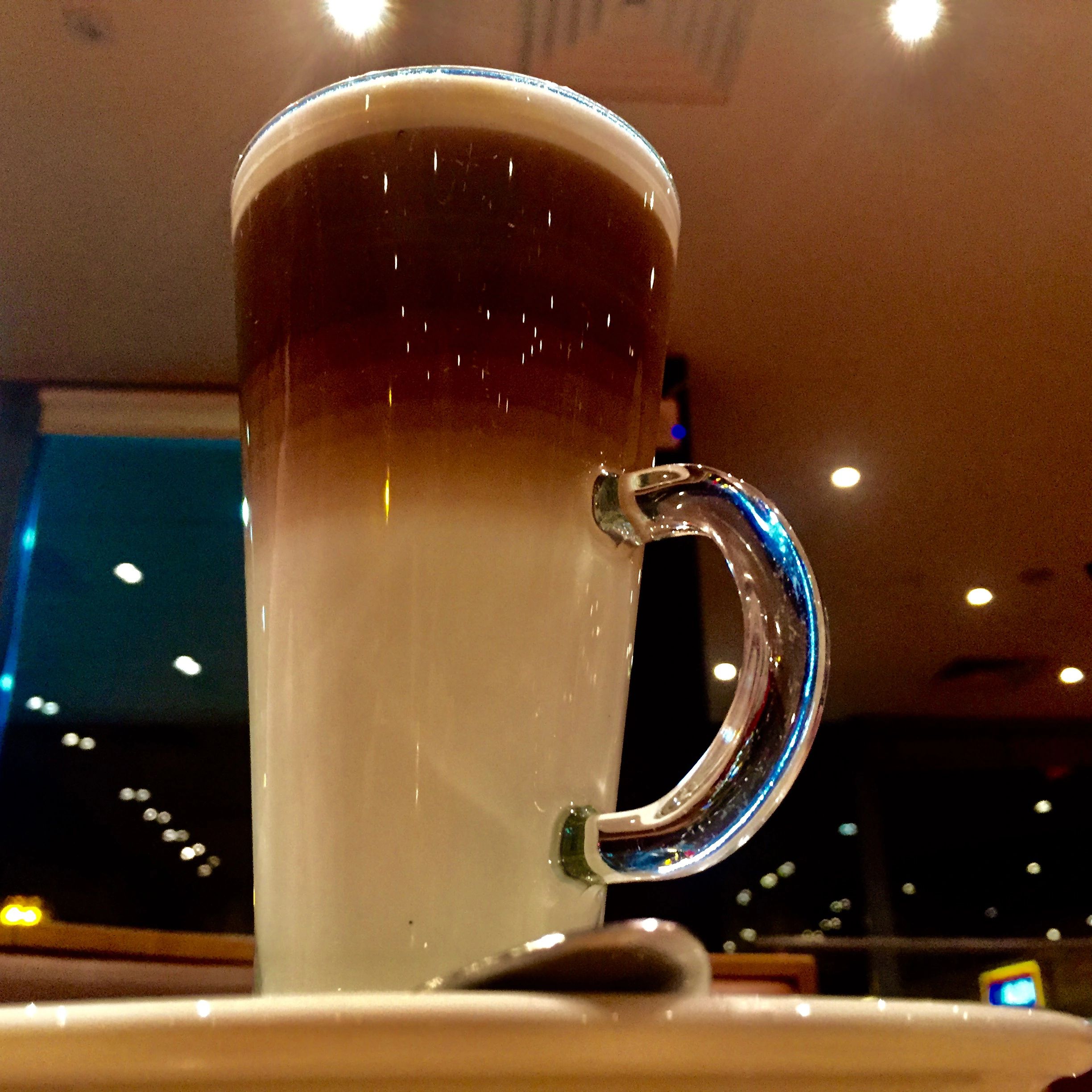 Tasse de café servie au comptoir