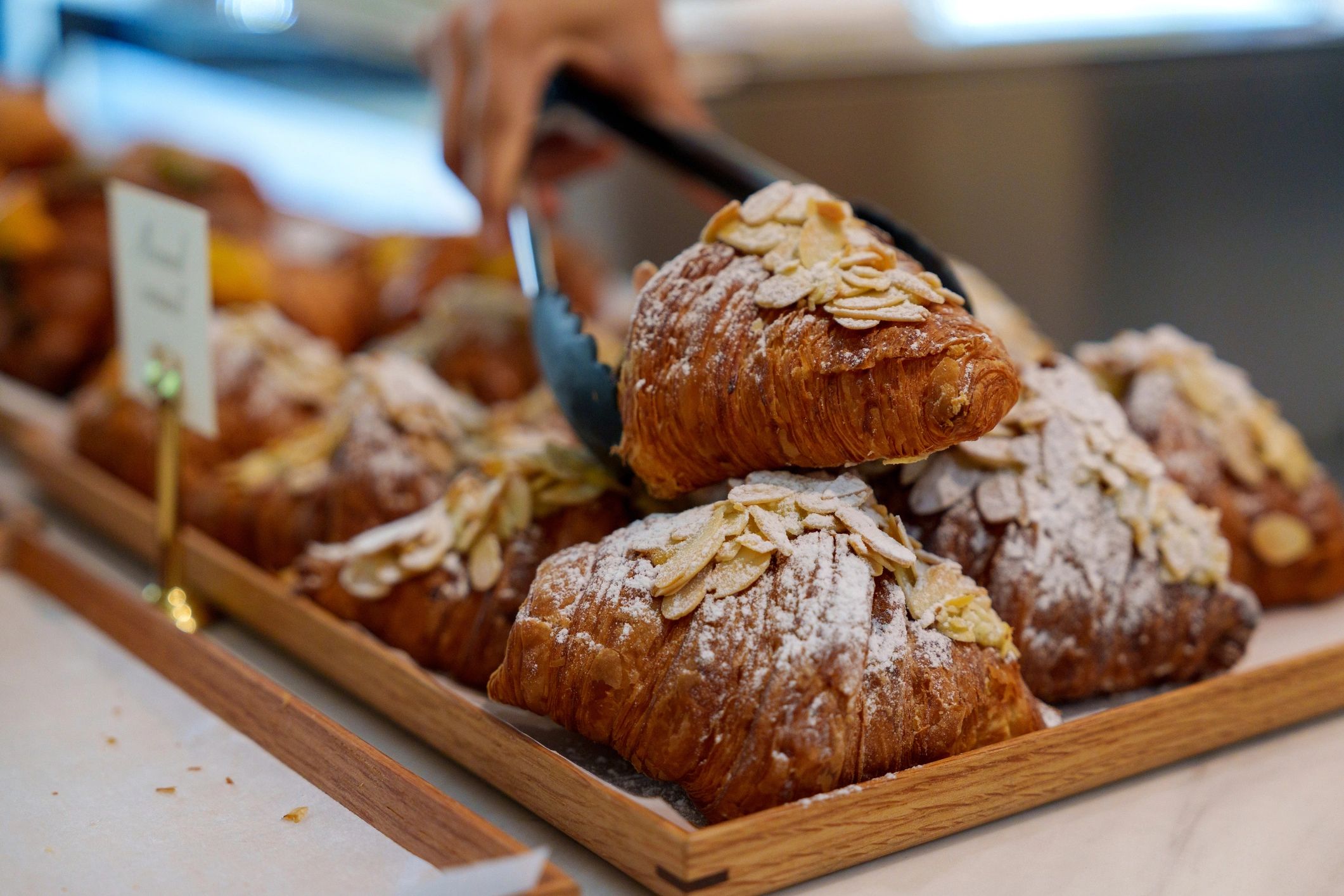 Croissant et viennoiseries en vitrine