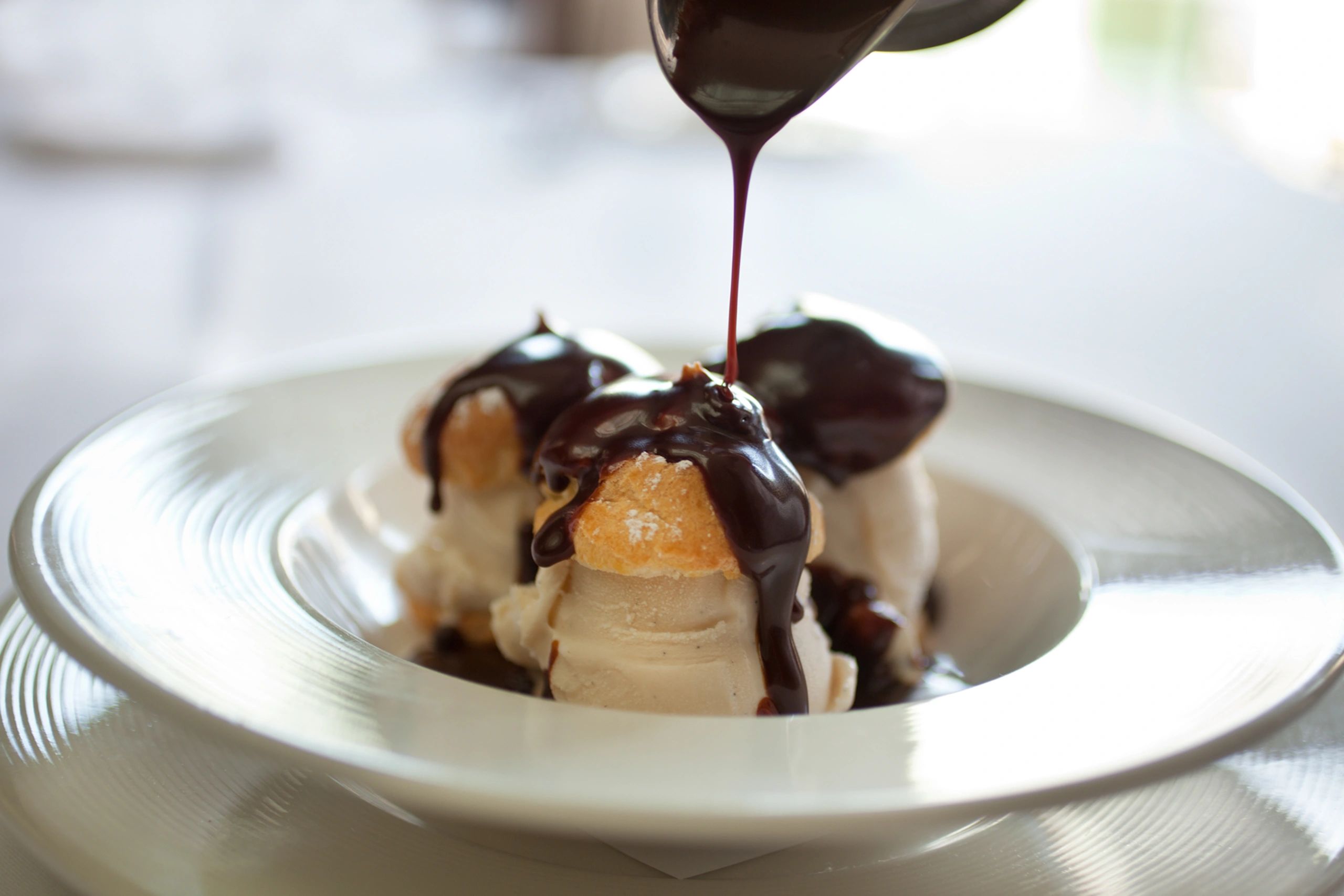 Dessert glacé nappé de chocolat